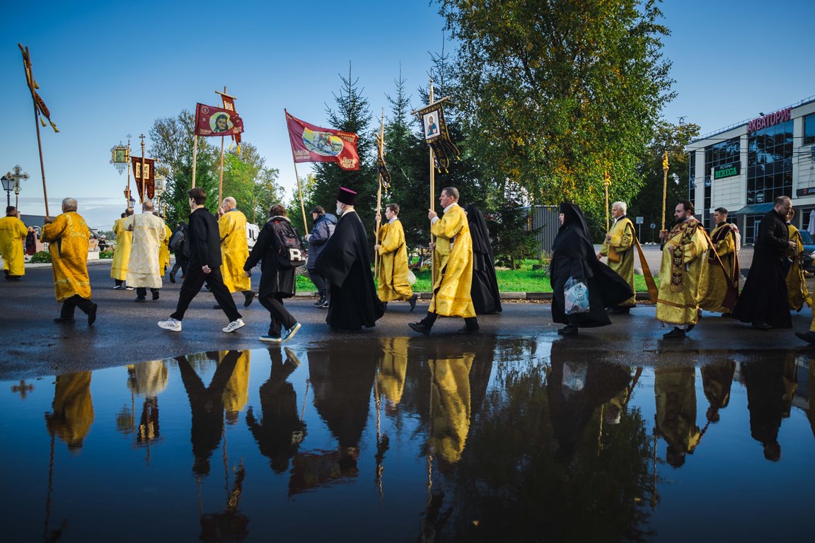 Водный крестный ход в День памяти Александра Невского  прошел по реке Неве из крепости Орешек в Санкт-Петербург в третий раз