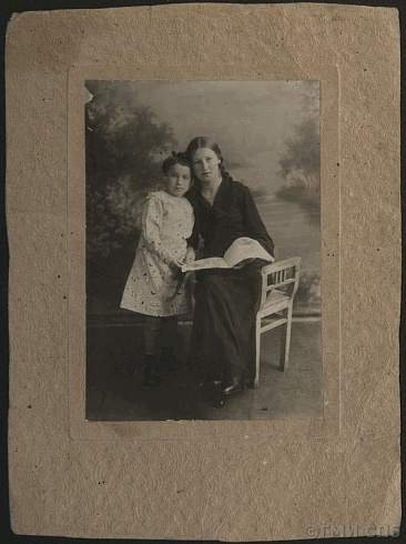 Unknown photographer. Portrait of Tanya and Nina Savichevs. 1930