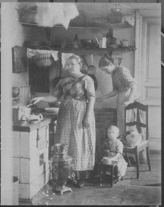 Бытовая сцена на кухне. 1910-е. Фотография. ГМИ СПб