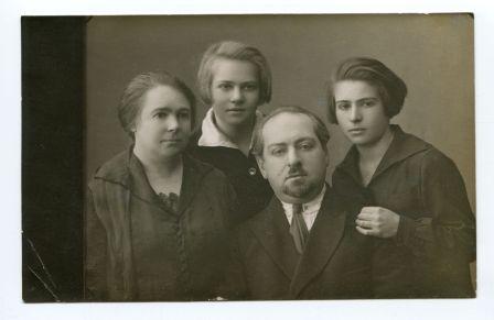 Сергей Ильич Бердичевский, бывший меньшевик, в Архангельской ссылке с семьей, 1928. Фотография. Из семейного альбома