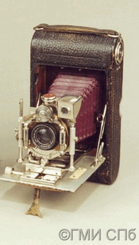  Camera "Lloyd" , folding,  in the case. The beginning of the XX century