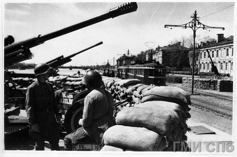 Leningrad in June 1942. Anti-aircraft battery of the senior Lieutenant Ibcetulin on the banks of the Neva.