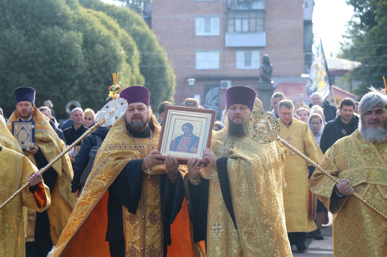 Водный крестный ход в День памяти Александра Невского  прошел по реке Неве из крепости Орешек в Санкт-Петербург в третий раз
