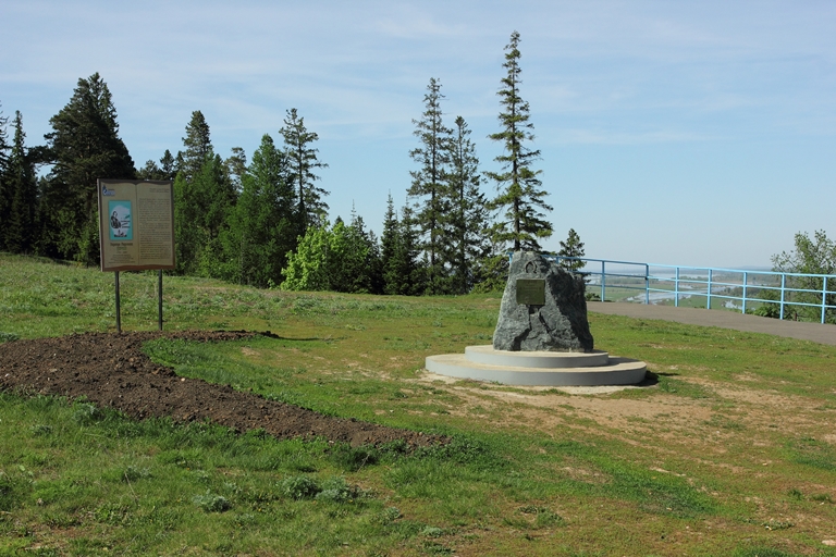 Памятник городничему Сарапула  А.В.Дурову на горе Урал