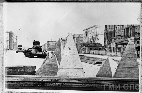 Проспект им. Сталина (Московский проспект) в дни блокады. Надолбы. 1941