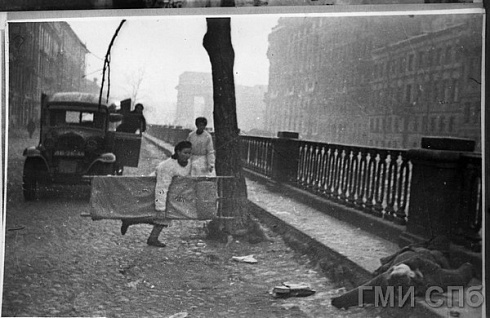 Оказание помощи пострадавшим от артобстрела. 9.11.1943