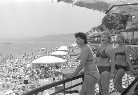 Отдыхающие на сочинском пляже "Ривьера". СССР, около 1970. Фотография. РГАКФД