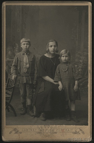 Здобнов И.С. Групповой портрет Лёни, Жени и Нины Савичевых. 1923 – 1924 годы