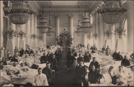 Я.Штейнберг. Раненые в Николаевском зале Зимнего дворца. Фотография