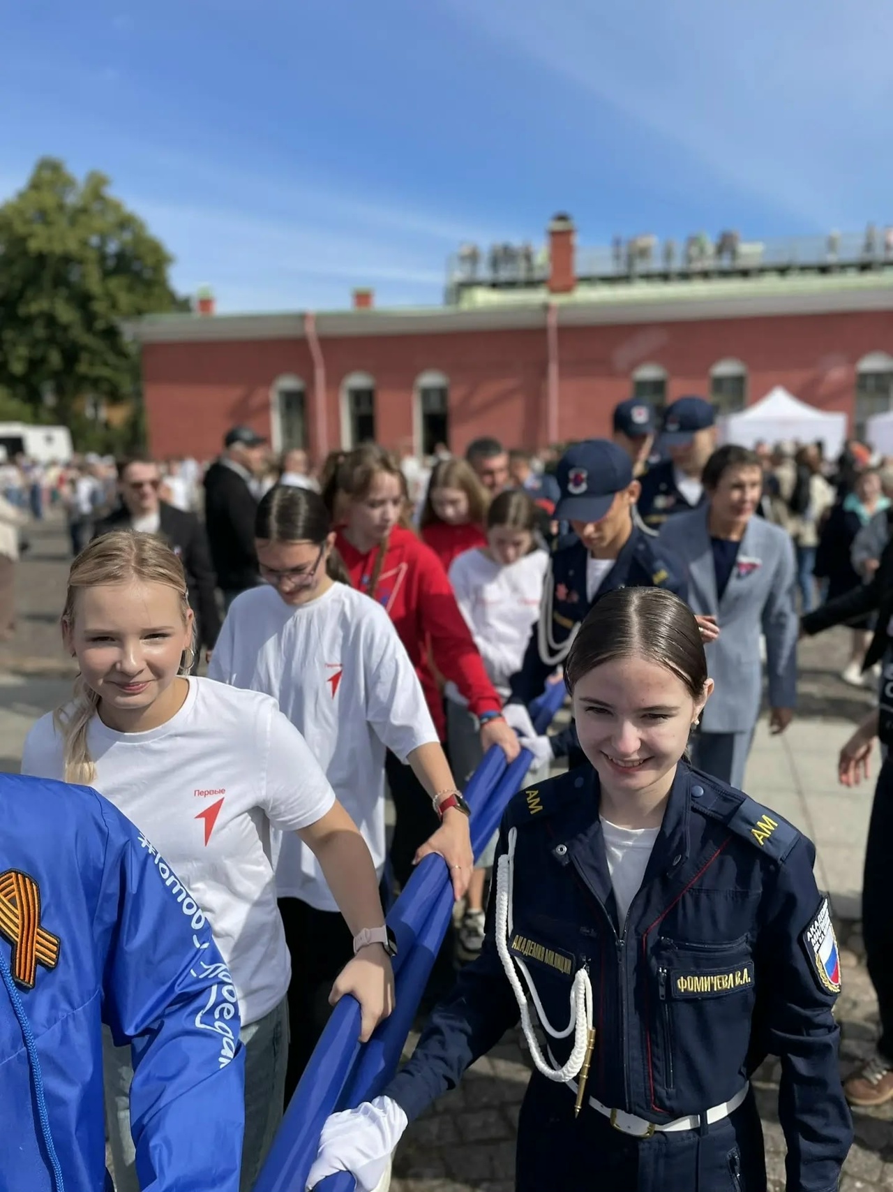В Петропавловской крепости прошли праздничные мероприятия в честь Дня Государственного флага Российской Федерации.