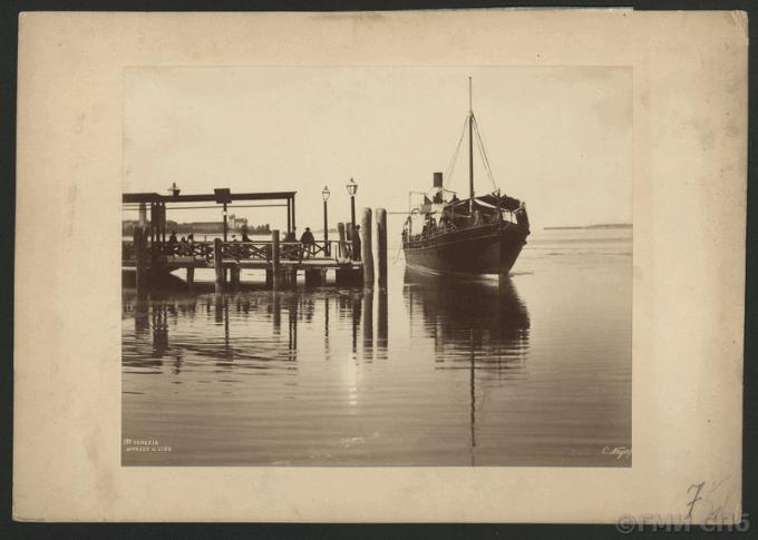 Carlo Naya. [Italy. Venice.] Pier on the [island of] Lido. 1881–1882