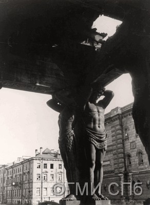 Б.П. Кудояров.      Снаряд попал в Эрмитаж. 1942
