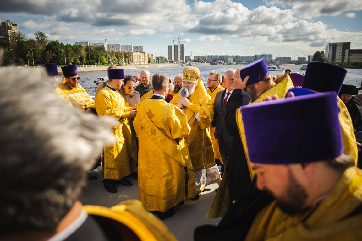 Водный крестный ход в День памяти Александра Невского  прошел по реке Неве из крепости Орешек в Санкт-Петербург в третий раз