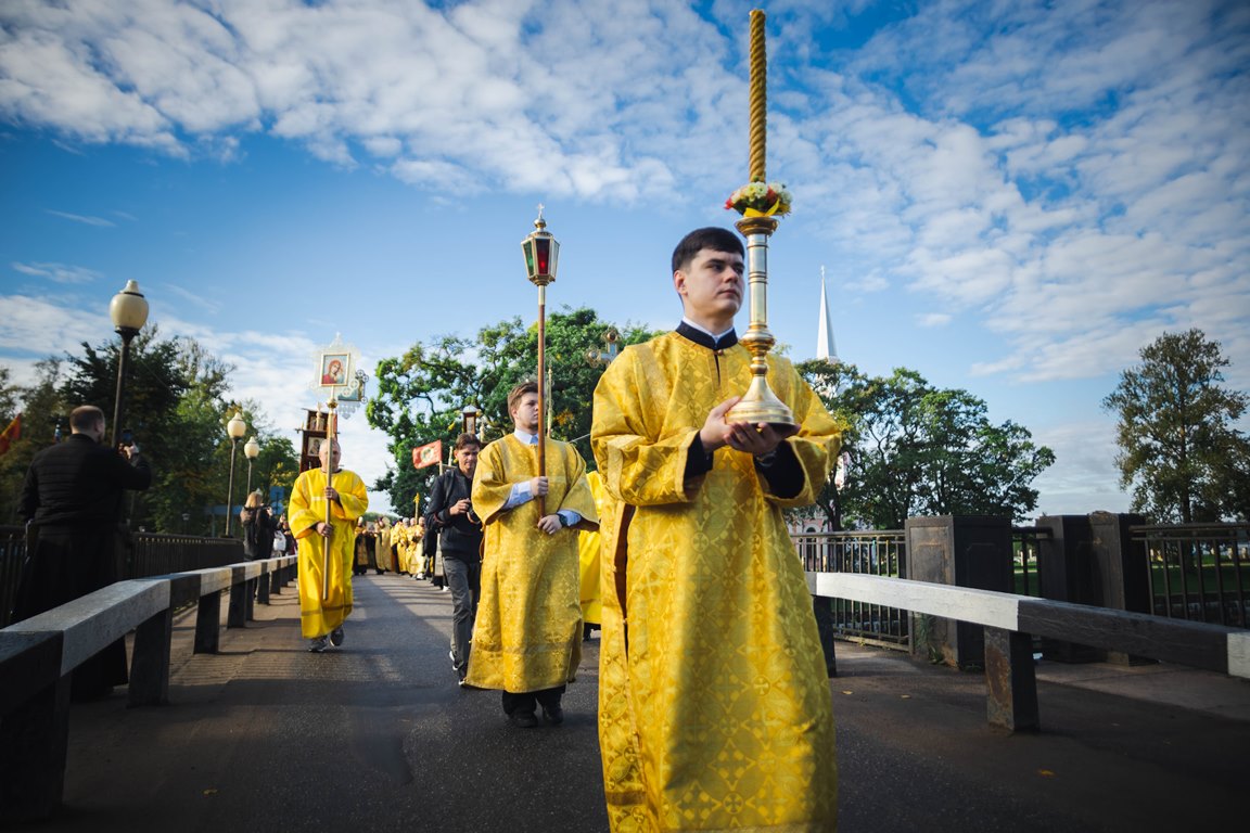 Водный крестный ход в День памяти Александра Невского  прошел по реке Неве из крепости Орешек в Санкт-Петербург в третий раз