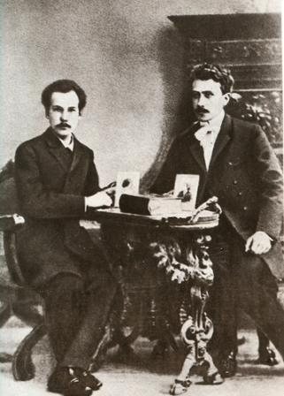А. Белый и С. М. Соловьев. На столе портреты В. С. Соловьева и Л. Д. Блок. 1904 год.