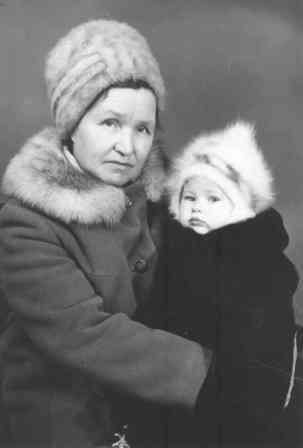 Александра Юсуповна с внучкой. Сахалинск. 1976. Фотограия. Из семейного альбома