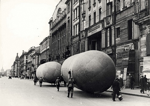 Б. П. Кудояров.      Ленинград в блокаде. Аэростаты на Невском проспекте. 1941