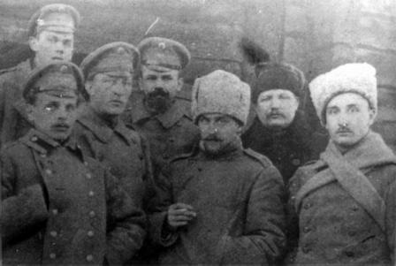 А. А. Блок на фронте среди сослуживцев по 13 инженерно-строительной дружине. Белоруссия. 22 декабря 1916 года. Фотография