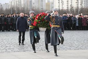 Торжественная церемония возложения цветов к Монументу героическим защитникам Ленинграда в День прорыва блокады Ленинграда